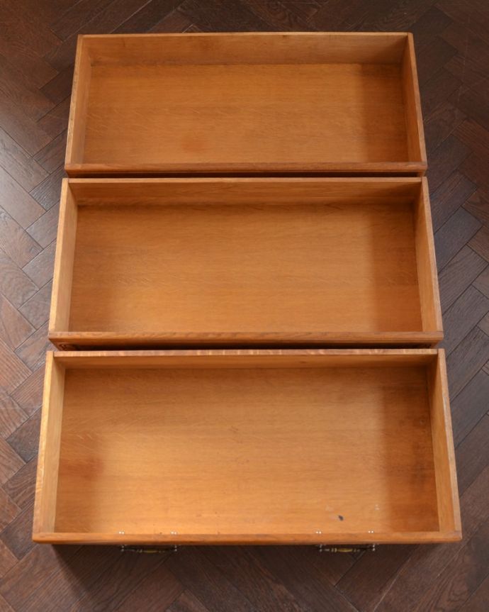 アンティークのチェスト　アンティーク家具　フランスらしい美しいアンティーク家具、彫刻が美しいチェスト（タンス）。実用的にチェストとして使いましょう！アンティーク家具と言えども家具。(j-2675-f)