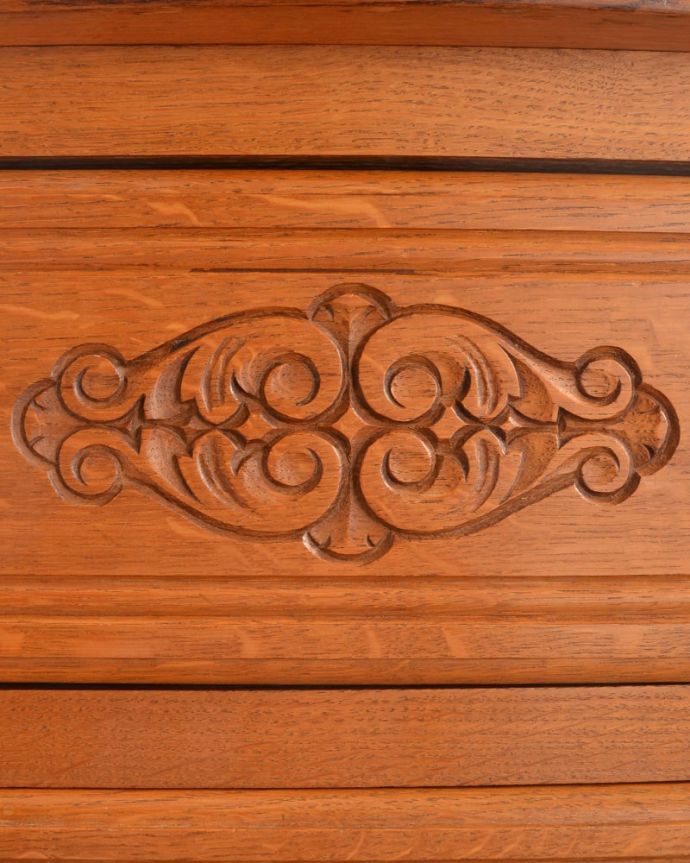 アンティークのチェスト　アンティーク家具　フランスらしい美しいアンティーク家具、彫刻が美しいチェスト（タンス）。うっとりする美しさアンティークだから手に入る美しい彫。(j-2675-f)