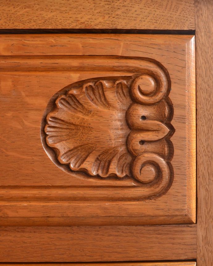 アンティークのチェスト　アンティーク家具　フランスらしい美しいアンティーク家具、彫刻が美しいチェスト（タンス）。惚れ惚れしちゃう美しさこんなに堅い無垢材に一体どうやって彫ったんだろう？と不思議になるくらい細かい彫にうっとりです。(j-2675-f)