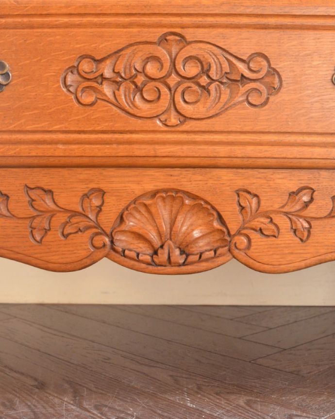 アンティークのチェスト　アンティーク家具　フランスらしい美しいアンティーク家具、彫刻が美しいチェスト（タンス）。フランスらしい彫りフランスらしさの象徴とも言える、優雅な彫りの装飾。(j-2675-f)