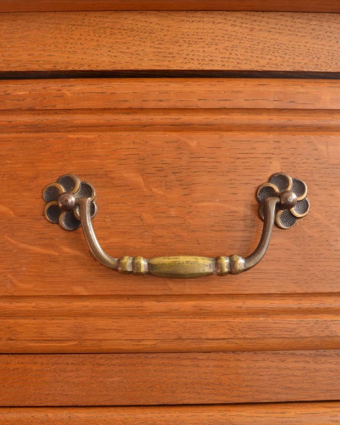 アンティークのチェスト　アンティーク家具　フランスらしい美しいアンティーク家具、彫刻が美しいチェスト（タンス）。開ける度にワクワクする取っ手フランスらしい優雅なデザインの取っ手。(j-2675-f)