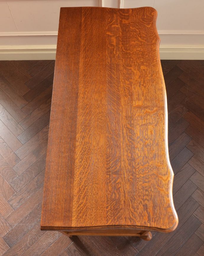 アンティークのチェスト　アンティーク家具　フランスらしい美しいアンティーク家具、彫刻が美しいチェスト（タンス）。何を置こうかな･･･？チェストを上から見るとこんな形です。(j-2675-f)