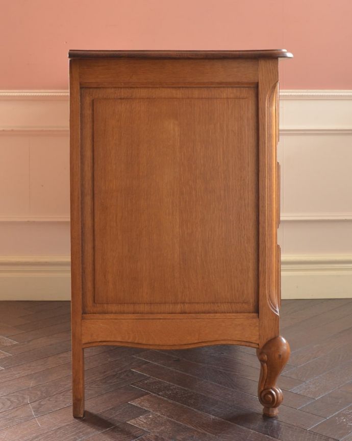 アンティークのチェスト　アンティーク家具　フランスらしい美しいアンティーク家具、彫刻が美しいチェスト（タンス）。横から見てもステキ横から見るとこんな感じ。(j-2675-f)