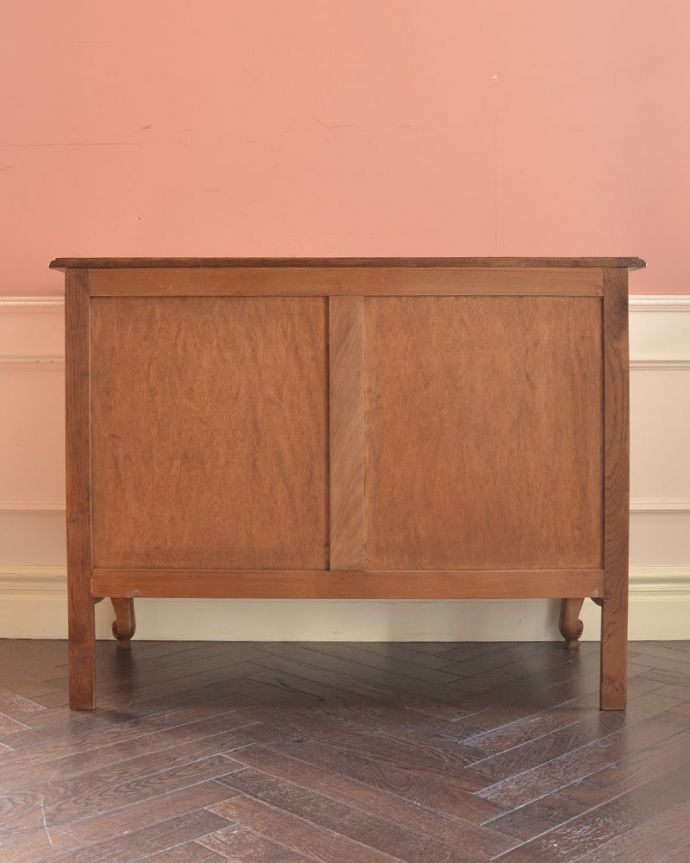 アンティークのチェスト　アンティーク家具　フランスらしい美しいアンティーク家具、彫刻が美しいチェスト（タンス）。修復したので後姿もキレイですアンティークは新品ではないので、もちろん経年変化によるキズはありますが、専門の職人が修復しています。(j-2675-f)