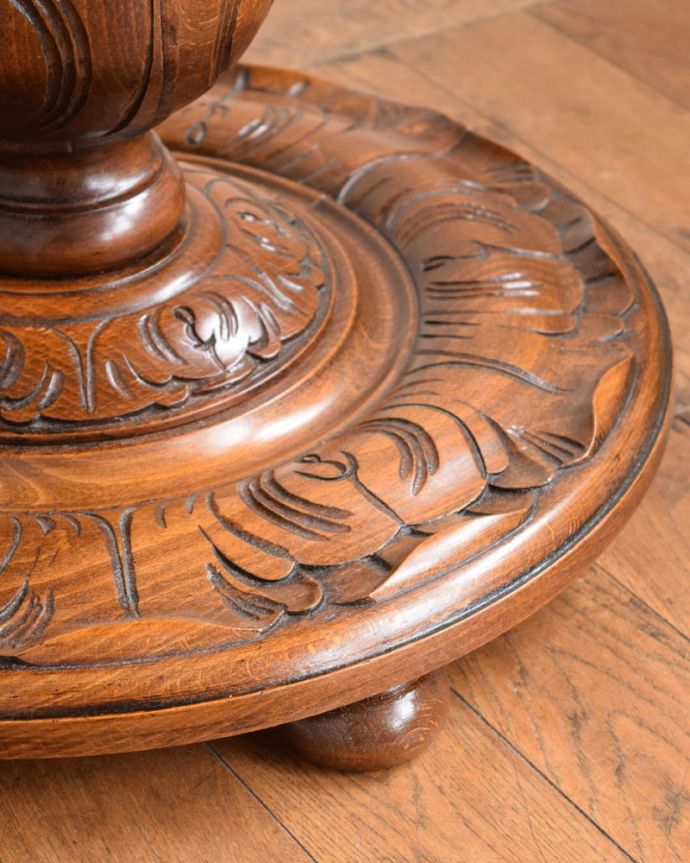 アンティークのテーブル　アンティーク家具　オケージョナルテーブル。移動もラクラクHandleのアンティークは、脚の裏にフェルトキーパーをお付けしていますので、床を滑らせてれば移動が簡単です。(j-2676-f)