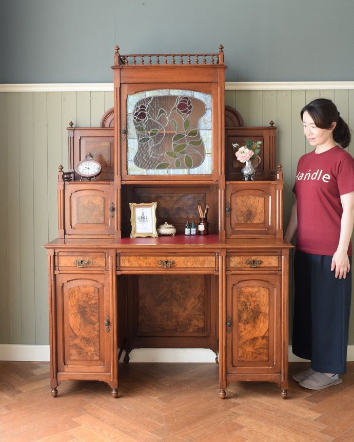 アンティークのキャビネット　アンティーク家具　フランスアンティークのパーラーキャビネット、ステンドグラス扉の美しい家具　眺めているだけで幸せな時間が流れる最上級のキャビネット芸術的に施された彫が美しいガラスのキャビネットは、置くだけでお部屋全体の空気を変えてくれる魅力があります。(j-2677-f)