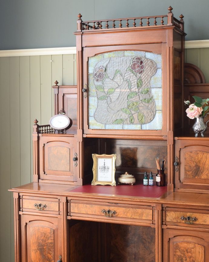 アンティークのキャビネット　アンティーク家具　フランスアンティークのパーラーキャビネット、ステンドグラス扉の美しい家具　見た人みんなを魅了するパーラーキャビネットこれこそアンティーク家具の極みとも言えるパーラーは、目で見て楽しむための家具。(j-2677-f)