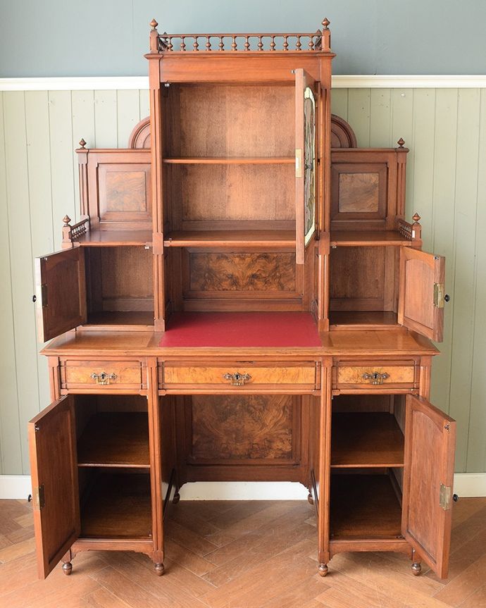 アンティークのキャビネット　アンティーク家具　フランスアンティークのパーラーキャビネット、ステンドグラス扉の美しい家具　もちろん収納もたっぷり見た目重視の家具ですが、高級なものを収納して楽しむための収納がたっぷり付いてます。(j-2677-f)