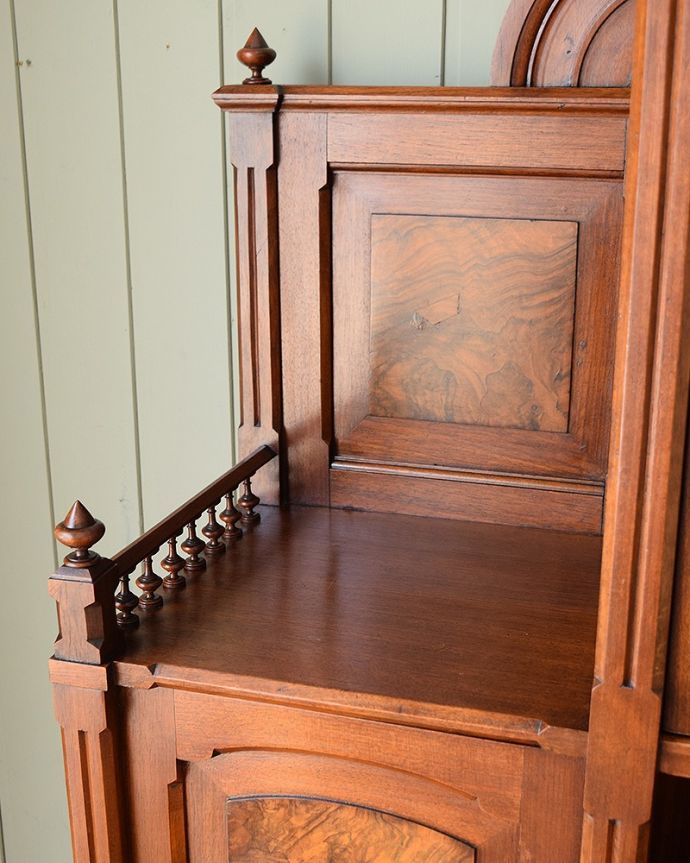 アンティークのキャビネット　アンティーク家具　フランスアンティークのパーラーキャビネット、ステンドグラス扉の美しい家具　ディスプレイしながらおしゃれに収納扉収納の両脇にはデザイン性を兼ねたオープンの棚。(j-2677-f)