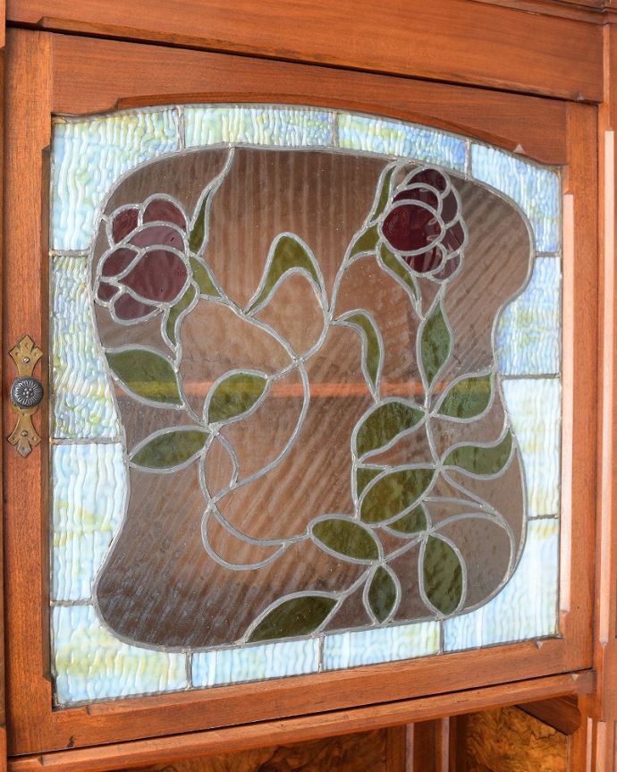 アンティークのキャビネット　アンティーク家具　フランスアンティークのパーラーキャビネット、ステンドグラス扉の美しい家具　アンティークのガラスの美しさガラスも古いアンティークのステンドグラスは独特の雰囲気が魅力。(j-2677-f)