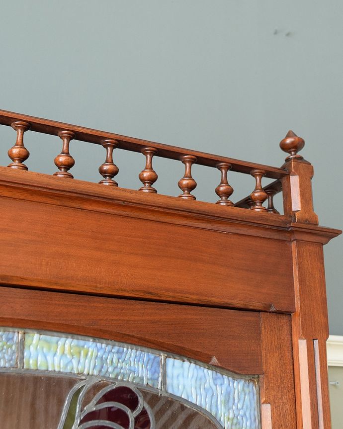 アンティークのキャビネット　アンティーク家具　フランスアンティークのパーラーキャビネット、ステンドグラス扉の美しい家具　いろんな場所にこだわり彫のデザインもいろいろです。(j-2677-f)