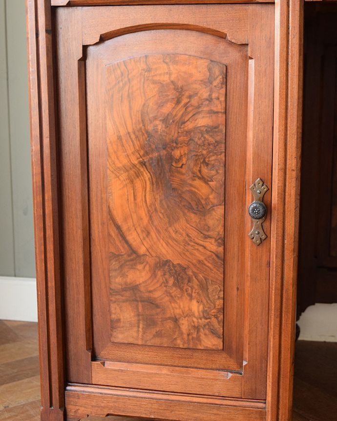 アンティークのキャビネット　アンティーク家具　フランスアンティークのパーラーキャビネット、ステンドグラス扉の美しい家具　ここの彫も最上級の美しさいろんな部分の美しさが重なり合って、最上級の美しさを醸し出してくれます。(j-2677-f)