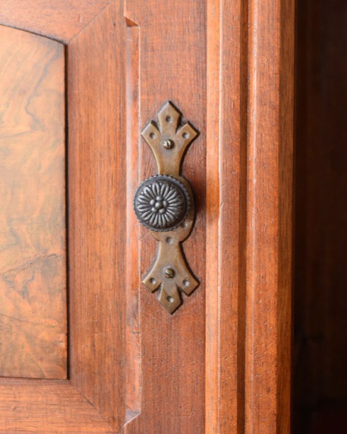 アンティークのキャビネット　アンティーク家具　フランスアンティークのパーラーキャビネット、ステンドグラス扉の美しい家具　小さなパーツにもこだわり取っ手だけを見ていても現代とは違って良質な素材が使われているのが分かります。(j-2677-f)