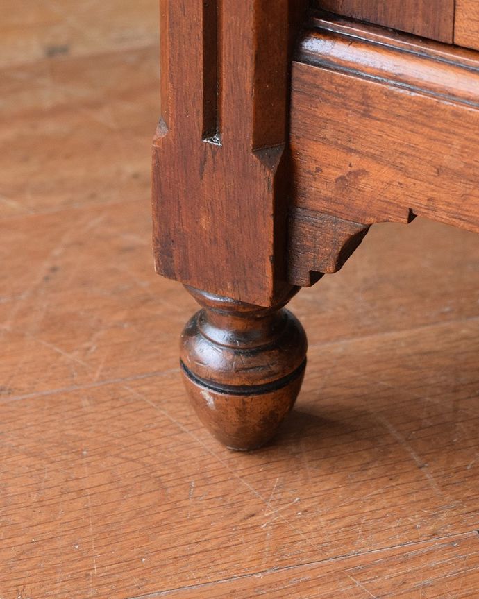 アンティークのキャビネット　アンティーク家具　フランスアンティークのパーラーキャビネット、ステンドグラス扉の美しい家具　自分で移動できますHandleのアンティーク家具の脚の裏にはフェルトをお付けしていますので、床を滑らせれば女性でも移動できます。(j-2677-f)