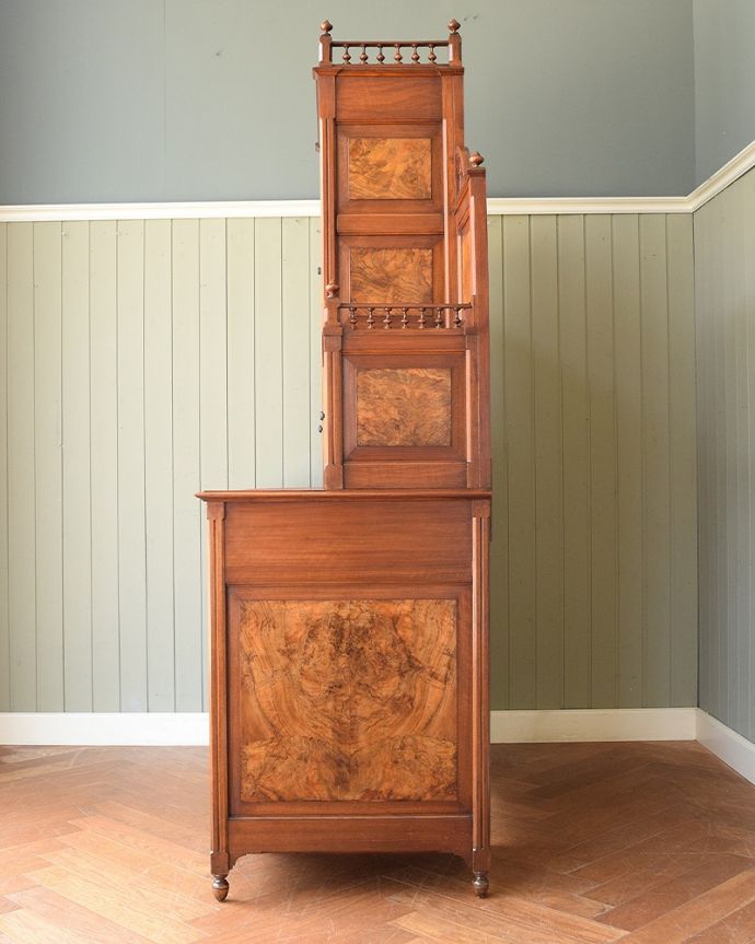 アンティークのキャビネット　アンティーク家具　フランスアンティークのパーラーキャビネット、ステンドグラス扉の美しい家具　横から見ても美しい至る所に施された装飾の美しさ。(j-2677-f)