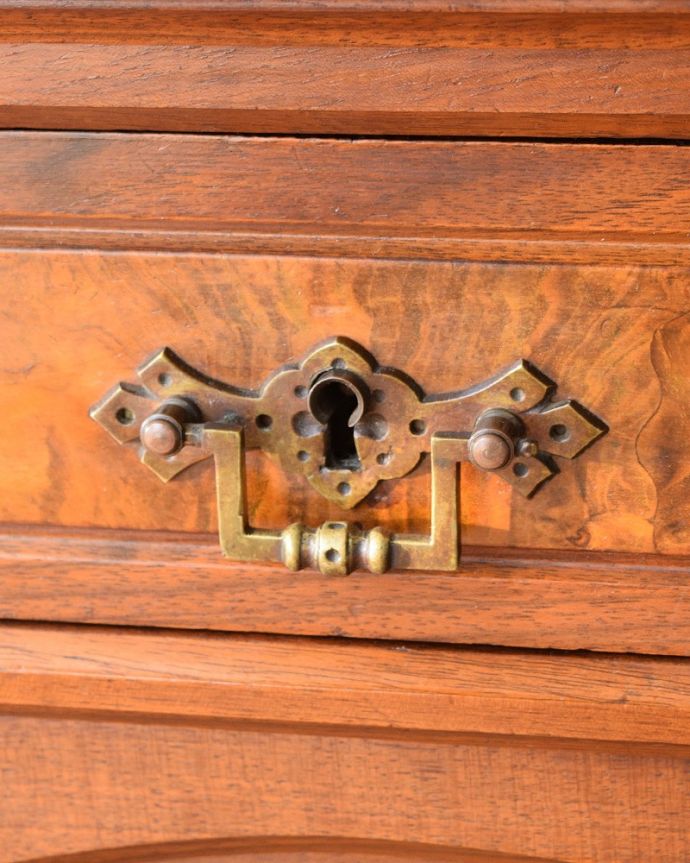 アンティークのキャビネット　アンティーク家具　デスク　取っ手まで美しい最上級のアンティークらしく取っ手のデザインも美しいんです。(j-2677-f)