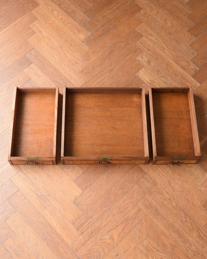 アンティークのキャビネット　アンティーク家具　フランスアンティークのパーラーキャビネット、ステンドグラス扉の美しい家具　引き出しの中もキレイに修復しました！もちろん引き出しの中も職人がキレイにお直しました。(j-2677-f)