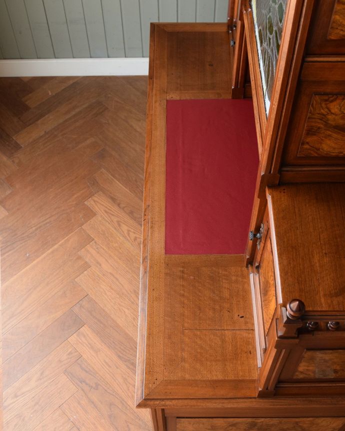 アンティークのキャビネット　アンティーク家具　フランスアンティークのパーラーキャビネット、ステンドグラス扉の美しい家具　天板もキレイに仕上げました。(j-2677-f)