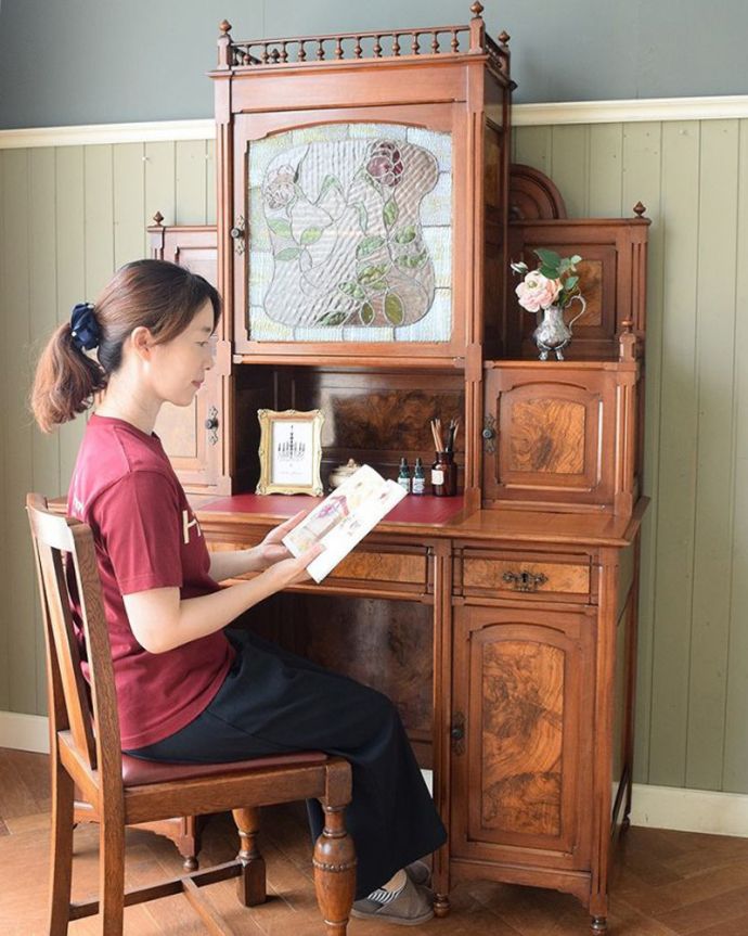 アンティークのキャビネット　アンティーク家具　フランスアンティークのパーラーキャビネット、ステンドグラス扉の美しい家具　自分だけの時間をもっと優雅に･･･ちょっと贅沢な自分だけの場所。(j-2677-f)