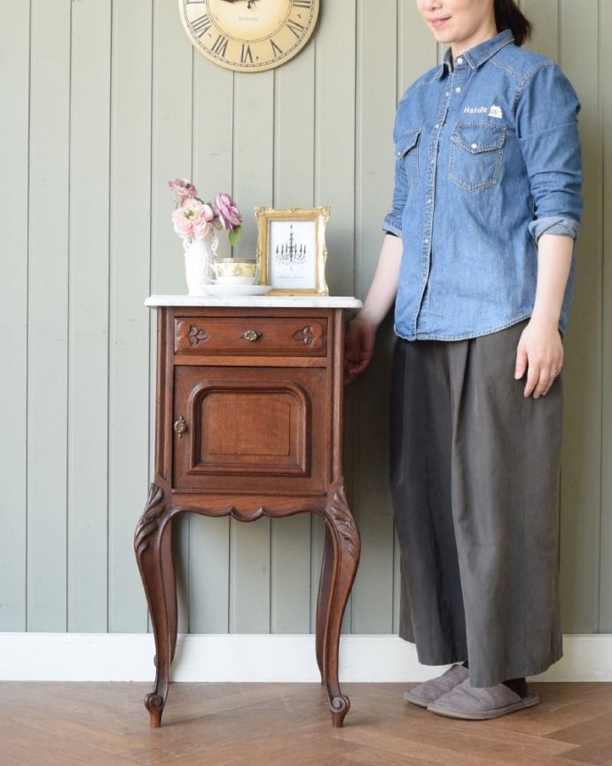 アンティークのキャビネット　アンティーク家具　フランスのアンティーク家具、大理石天板のナイトテーブル（サイドキャビネット）。アンティークらしさがキュッと詰めこまれたキャビネットどんな場所にも置けるコンパクトなサイズの中に、アンティークらしい風格がたっぷる感じられる小さなキャビネットは、初めてアンティークにチャレンジする方にもおススメです。(j-2678-f)