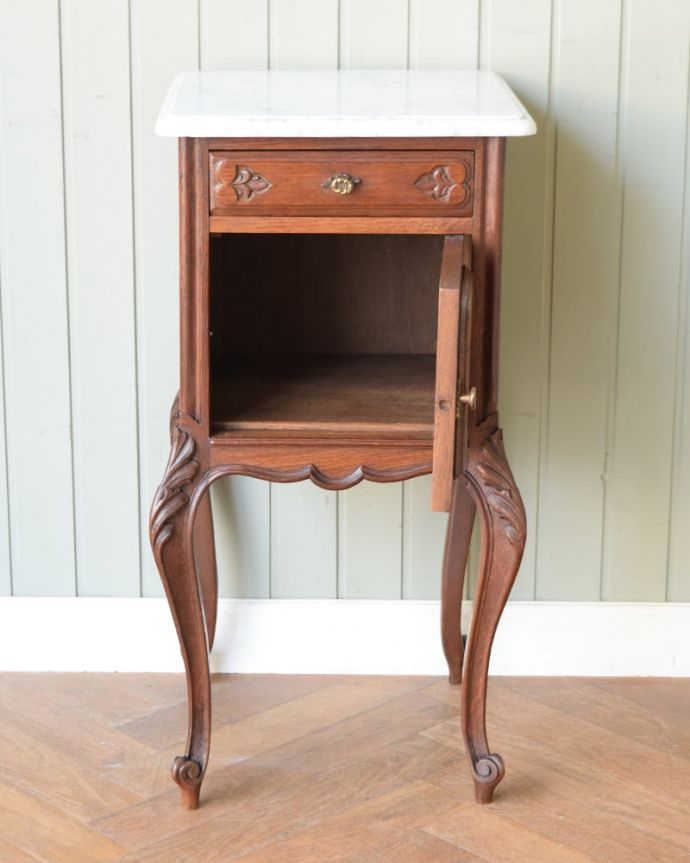 アンティークのキャビネット　アンティーク家具　フランスのアンティーク家具、大理石天板のナイトテーブル（サイドキャビネット）。扉を開けて中を見てみると…外側はもちろん扉の中も職人がキレイに修復しました。(j-2678-f)