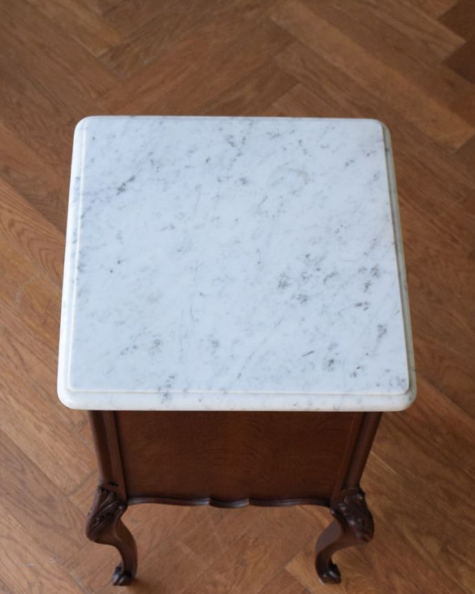 アンティークのキャビネット　アンティーク家具　フランスのアンティーク家具、大理石天板のナイトテーブル（サイドキャビネット）。天然大理石を使った贅沢な天板天板には女性の憧れ、天然の大理石が使われている贅沢な家具です。(j-2678-f)