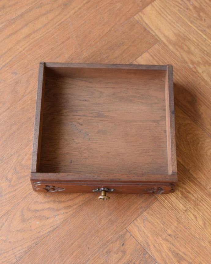 アンティークのキャビネット　アンティーク家具　フランスのアンティーク家具、大理石天板のナイトテーブル（サイドキャビネット）。引き出しの中もキレイです。(j-2678-f)