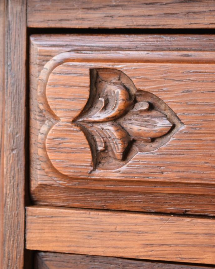 アンティークのキャビネット　アンティーク家具　フランスのアンティーク家具、大理石天板のナイトテーブル（サイドキャビネット）。アンティークらしい彫の美しさ機械が今のように発達していない時代に、一体どうやって彫ったんだろう？と不思議になるくらい細かくて美しい彫。(j-2678-f)