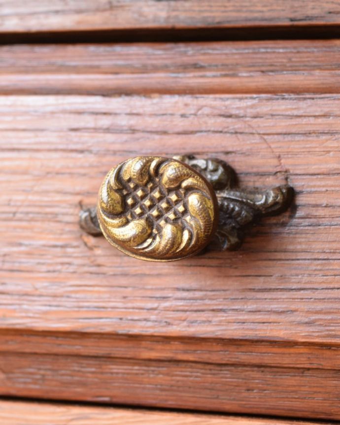 アンティークのキャビネット　アンティーク家具　フランスのアンティーク家具、大理石天板のナイトテーブル（サイドキャビネット）。開ける度にワクワク･･･彫と取っ手がコラボした美しいデザイン。(j-2678-f)