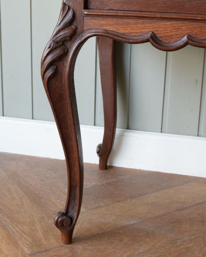 アンティークのキャビネット　アンティーク家具　フランスのアンティーク家具、大理石天板のナイトテーブル（サイドキャビネット）。女性１人でもラクに運べちゃうヒミツHandleのアンティークは、脚の裏にフェルトキーパーをお付けしているので、床を滑らせれば女性でも移動がカンタンに出来ます！。(j-2678-f)