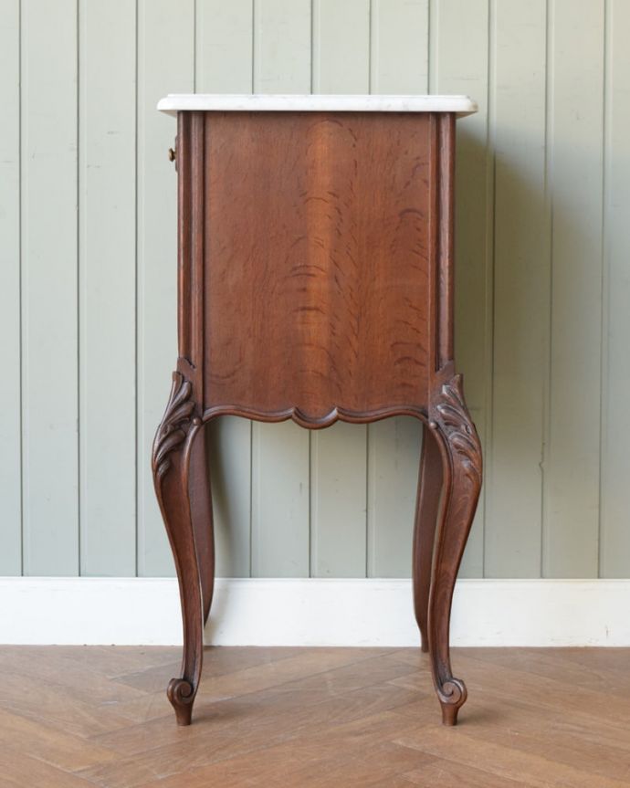 アンティークのキャビネット　アンティーク家具　フランスのアンティーク家具、大理石天板のナイトテーブル（サイドキャビネット）。横顔だって、もちろん美しいデザインに気を使っているアンティーク家具は、正面だけじゃなく横から見られた姿も考えて作られているので、どこから見ても美しいんです。(j-2678-f)