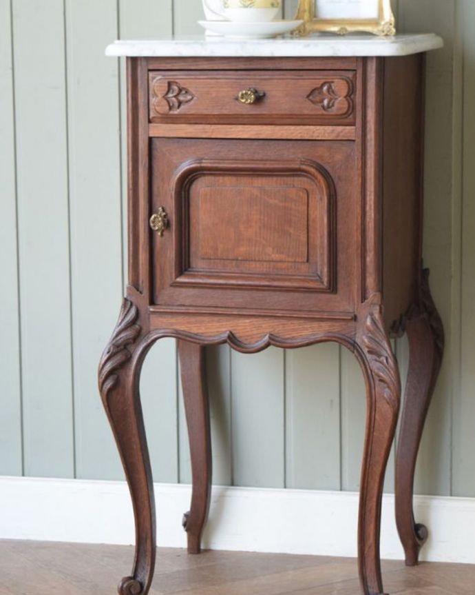 アンティークのキャビネット　アンティーク家具　フランスのアンティーク家具、大理石天板のナイトテーブル（サイドキャビネット）。フランスらしい彫の美しさが自慢コンパクトな扉面には驚くほど細かい彫。(j-2678-f)