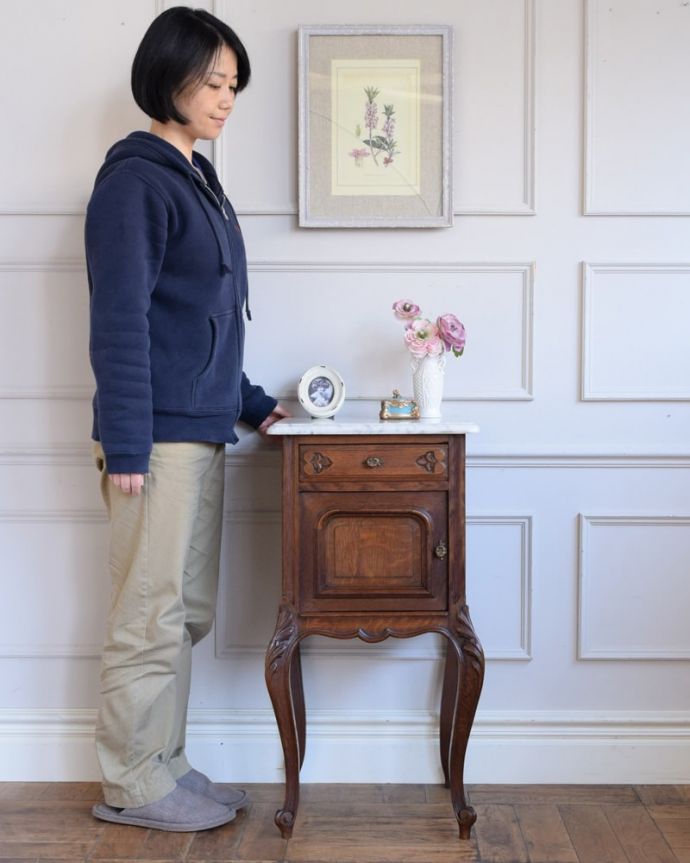 アンティークのキャビネット アンティーク家具 ナイトテーブル。アンティークらしさがキュッと詰めこまれたキャビネットどんな場所にも置けるコンパクトなサイズの中に、アンティークらしい風格がたっぷる感じられる小さなキャビネットは、初めてアンティークにチャレンジする方にもおススメです。(j-2679-f)