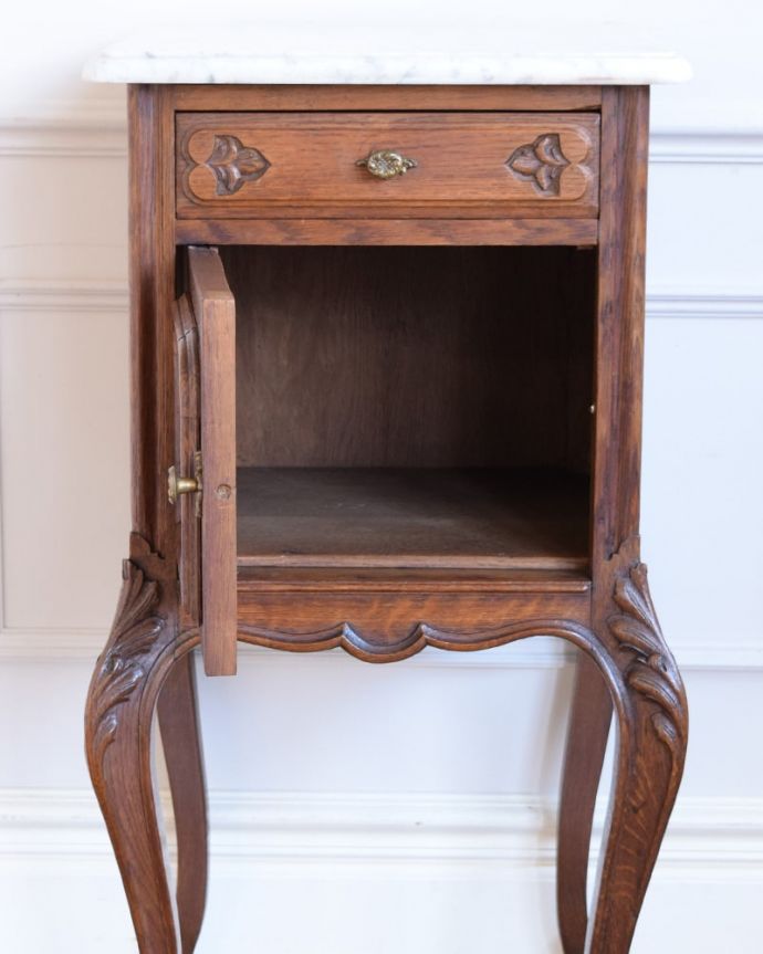 アンティークのキャビネット アンティーク家具 ナイトテーブル。扉を開けて中を見てみると…外側はもちろん扉の中も職人がキレイに修復しました。(j-2679-f)
