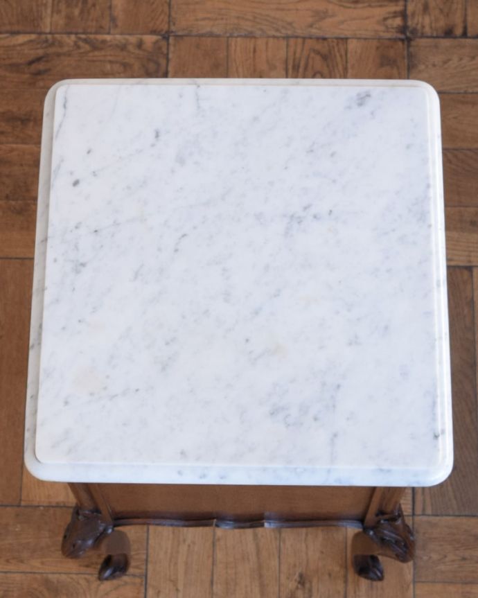 アンティークのキャビネット アンティーク家具 ナイトテーブル。天然大理石を使った贅沢な天板天板には女性の憧れ、天然の大理石が使われている贅沢な家具です。(j-2679-f)