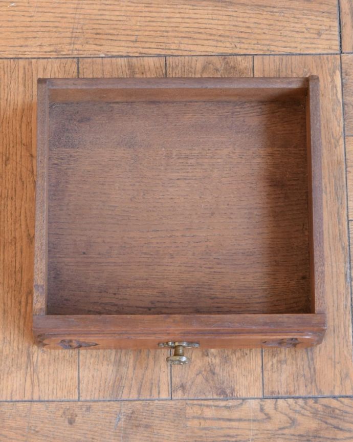 アンティークのキャビネット アンティーク家具 ナイトテーブル。引き出しの中もキレイです。(j-2679-f)