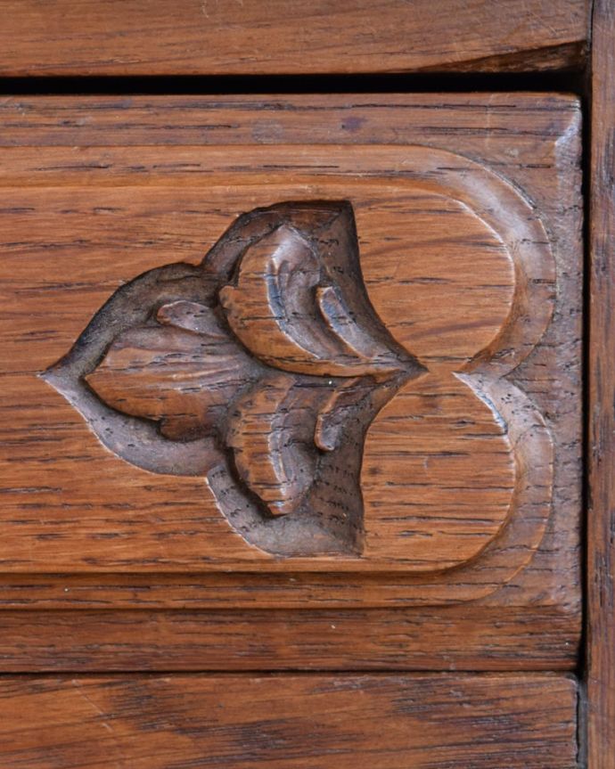 アンティークのキャビネット アンティーク家具 ナイトテーブル。アンティークらしい彫の美しさ機械が今のように発達していない時代に、一体どうやって彫ったんだろう?と不思議になるくらい細かくて美しい彫。(j-2679-f)