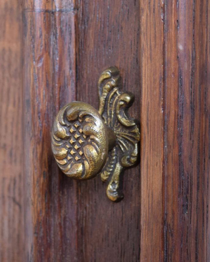 アンティークのキャビネット アンティーク家具 ナイトテーブル。アクセサリーの様な取っ手。(j-2679-f)