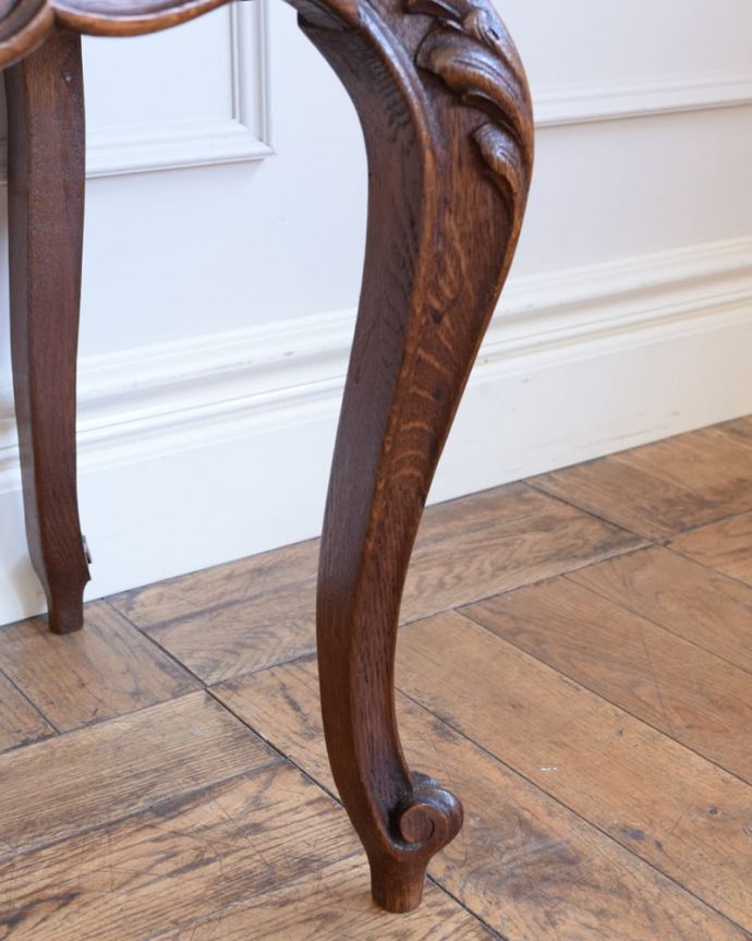 アンティークのキャビネット アンティーク家具 ナイトテーブル。女性1人でもラクに運べちゃうヒミツHandleのアンティークは、脚の裏にフェルトキーパーをお付けしているので、床を滑らせれば女性でも移動がカンタンに出来ます!。(j-2679-f)