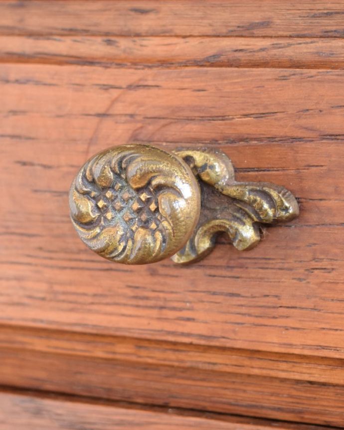 アンティークのキャビネット アンティーク家具 ナイトテーブル。開ける度にワクワク・・・彫と取っ手がコラボした美しいデザイン。(j-2679-f)