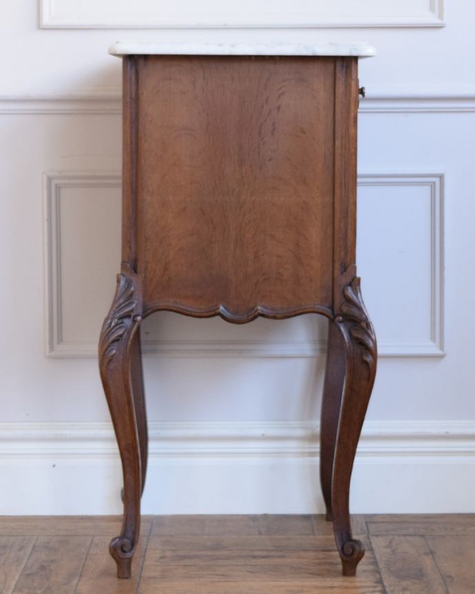 アンティークのキャビネット アンティーク家具 ナイトテーブル。横顔だって、もちろん美しいデザインに気を使っているアンティーク家具は、正面だけじゃなく横から見られた姿も考えて作られているので、どこから見ても美しいんです。(j-2679-f)
