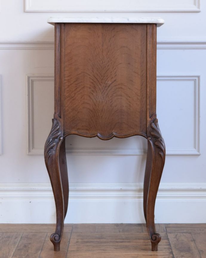 アンティークのキャビネット アンティーク家具 ナイトテーブル。後ろ姿にも注目!アンティークは新品ではないので、経年変化によるキズはありますが、専門の職人がキレイにお直しをしているので、後ろ姿もキレイです。(j-2679-f)