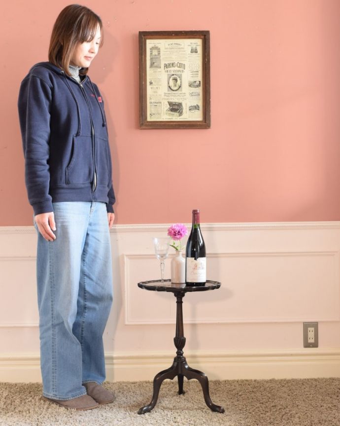 アンティークのテーブル アンティーク家具 エレガントなアンティーク家具、高級なマホガニー材のワインテーブル。移動もラクラク!どこでも使える小さなテーブル持ち運び便利なワインテーブル。(j-2680-f)