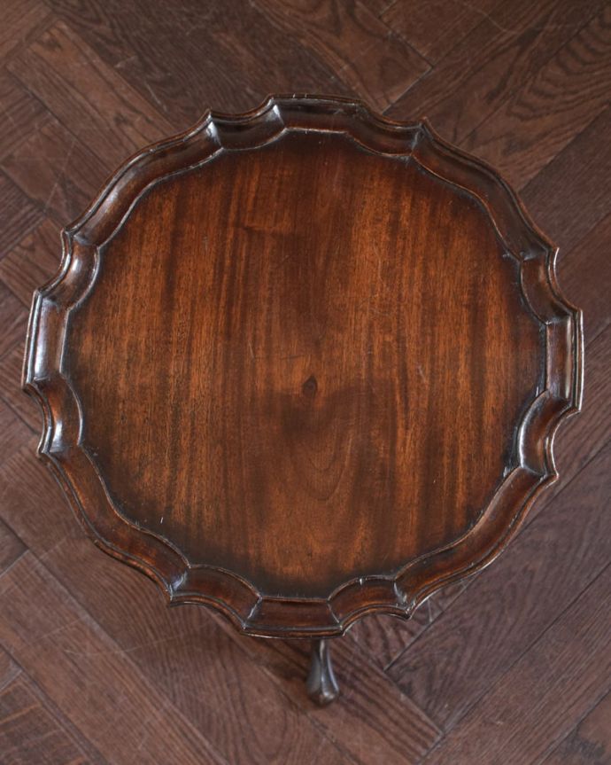 アンティークのテーブル アンティーク家具 エレガントなアンティーク家具、高級なマホガニー材のワインテーブル。天板を上から見ると・・・天板はこんな感じで、ちょっとしたものを乗せて使うのに便利なサイズです。(j-2680-f)