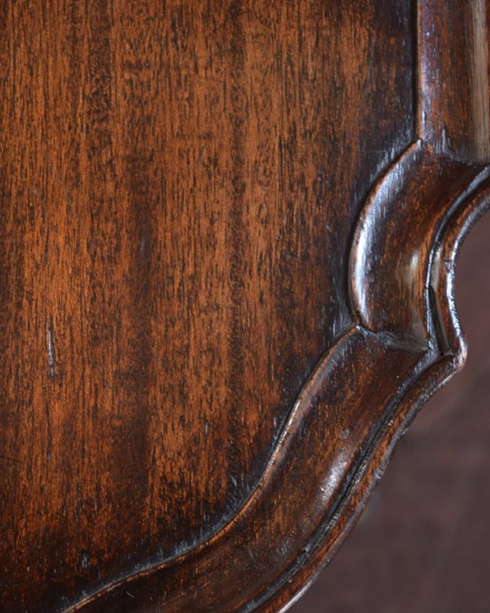 アンティークのテーブル アンティーク家具 エレガントなアンティーク家具、高級なマホガニー材のワインテーブル。近づいて見てみると・・・天板の周りもアンティークらしく美しいデザイン。(j-2680-f)