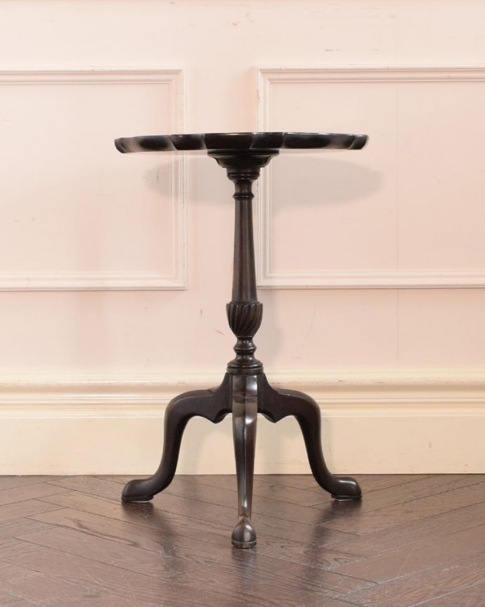 アンティークのテーブル アンティーク家具 エレガントなアンティーク家具、高級なマホガニー材のワインテーブル。横から見ても優雅英国アンティークらしく横顔だって美しいんです。(j-2680-f)