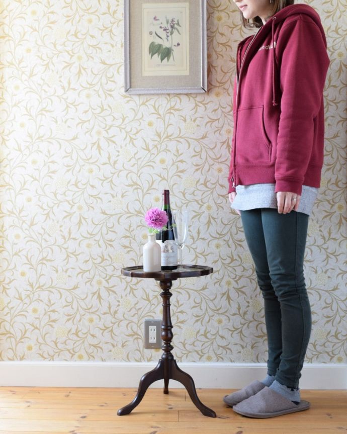 アンティークのテーブル　アンティーク家具　ワインテーブル。移動もラクラク！どこでも使える小さなテーブル持ち運び便利なワインテーブル。(j-2681-f)