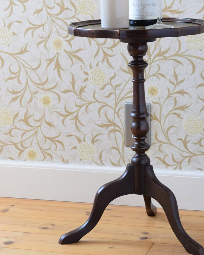 アンティークのテーブル　アンティーク家具　ワインテーブル。小さくてもアンティークの気品タップリ。(j-2681-f)