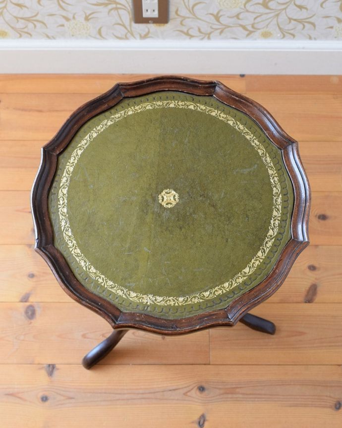 アンティークのテーブル　アンティーク家具　ワインテーブル。天板を上から見ると･･･天板はこんな感じで、ちょっとしたものを乗せて使うのに便利なサイズです。(j-2681-f)