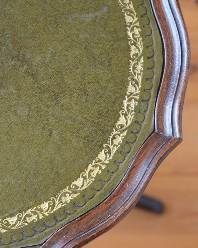 アンティークのテーブル　アンティーク家具　ワインテーブル。近づいて見てみると･･･天板の周りもアンティークらしく美しいデザイン。(j-2681-f)